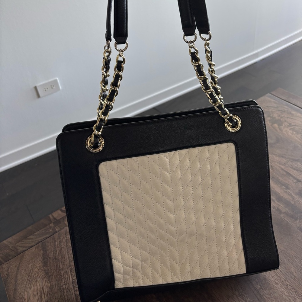 Karl Lagerfeld Paris Women's Shoulder bag. In excellent condition .